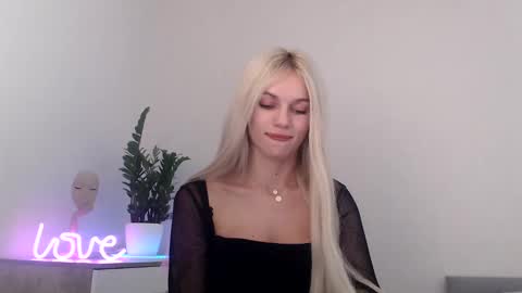 Snapshot of missemma1111 chatting on December 29, 10:03 pm EMMA online show from December 29, 10:03 pm