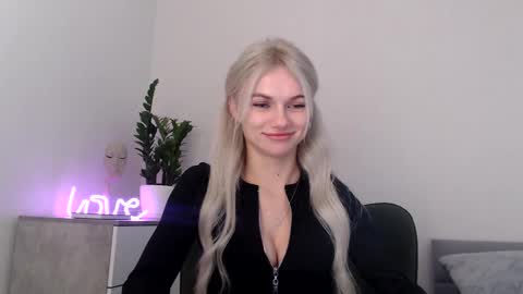 Snapshot of missemma1111 chatting on February 1, 12:40 am EMMA online show from February 1, 12:40 am