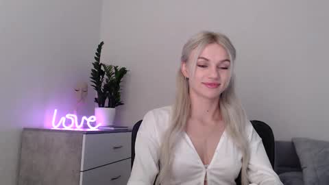 Snapshot of missemma1111 chatting on February 3, 8:24 pm EMMA online show from February 3, 8:24 pm