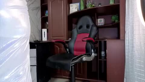 Snapshot of missescarleth chatting on November 28, 2:47 am Escarlet online show from November 28, 2:47 am