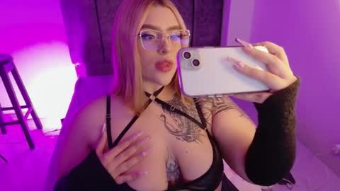 missevans_ online show from January 15, 8:01 pm