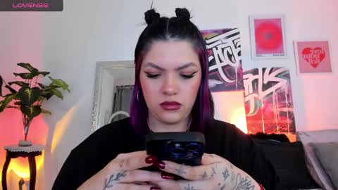 Snapshot of misshuntt3rs chatting on January 9, 2:43 am Annie online show from January 9, 2:43 am