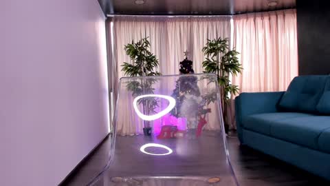 misskiarra online show from January 4, 9:00 am