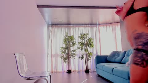 misskiarra online show from January 18, 8:52 am