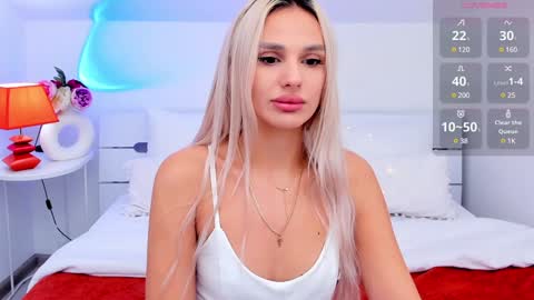 Snapshot of misslou_ chatting on December 3, 6:26 am Lou online show from December 3, 6:26 am