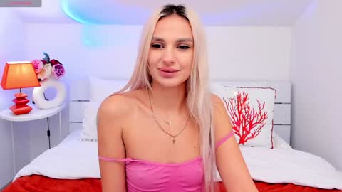 Snapshot of misslou_ chatting on December 5, 6:10 am Lou online show from December 5, 6:10 am