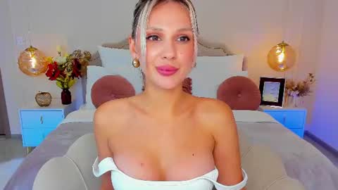 Snapshot of misslou_ chatting on June 25, 5:07 am Lou online show from June 25, 5:07 am