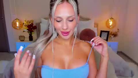 Snapshot of misslou_ chatting on August 7, 5:31 am Lou online show from August 7, 5:31 am
