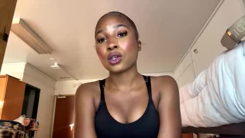 missmarimac online show from May 5, 11:02 pm