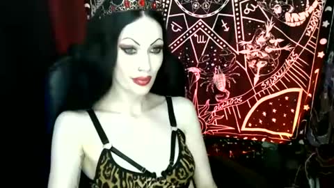 Snapshot of missmoondoll chatting on December 8, 4:35 am MissMoonDoll online show from December 8, 4:35 am