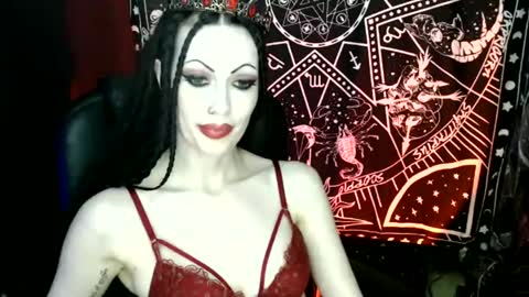 Snapshot of missmoondoll chatting on December 14, 5:07 am MissMoonDoll online show from December 14, 5:07 am