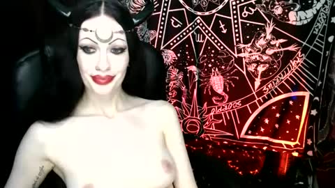 Snapshot of missmoondoll chatting on January 2, 7:33 am MissMoonDoll online show from January 2, 7:33 am