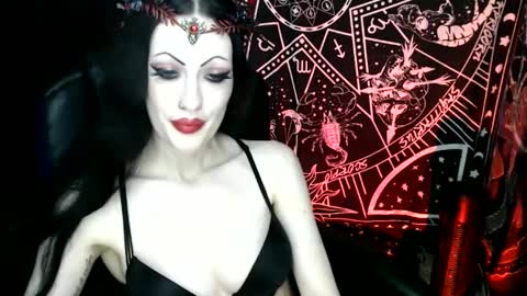 Snapshot of missmoondoll chatting on January 6, 4:47 am MissMoonDoll online show from January 6, 4:47 am