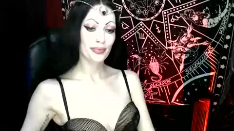 Snapshot of missmoondoll chatting on February 19, 4:23 am MissMoonDoll online show from February 19, 4:23 am