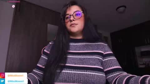 Snapshot of missmoonn chatting on November 8, 8:18 pm MissMoon online show from November 8, 8:18 pm