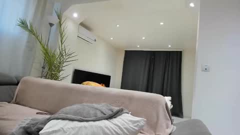 Jennifer  Johnny online show from March 3, 1:06 pm