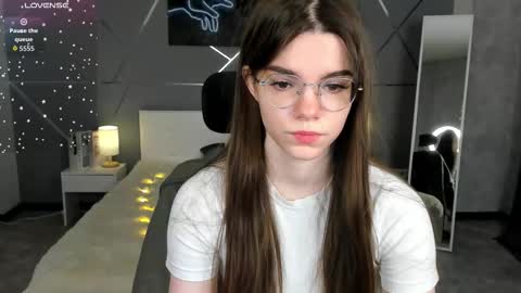 misss_evelyne online show from December 18, 1:44 am