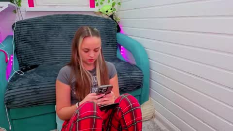 . online show from November 25, 7:30 am