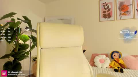 Valeria Davila online show from October 14, 12:50 pm