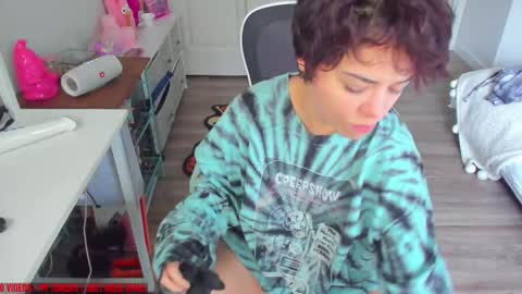 V Nessa online show from November 14, 6:28 pm