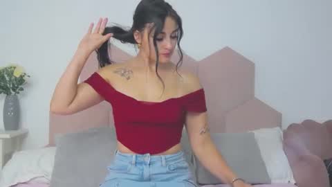 Snapshot of missyross_ chatting on August 1, 6:18 pm Elly online show from August 1, 6:18 pm