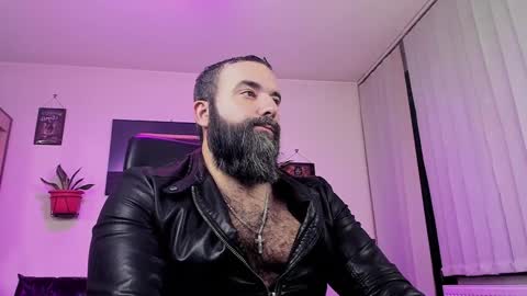 Snapshot of misterlov3r chatting on December 17, 10:11 pm misterlov3r online show from December 17, 10:11 pm