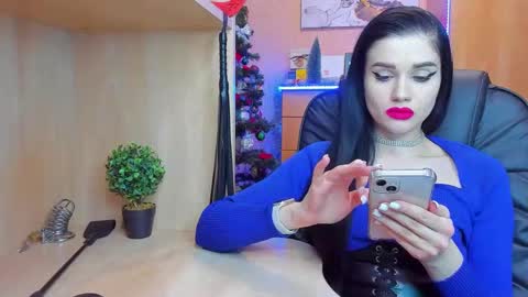 Snapshot of mistress_kristi chatting on December 12, 8:32 pm Mistress Kristi online show from December 12, 8:32 pm