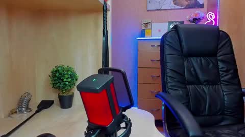 Snapshot of mistress_kristi chatting on February 6, 7:51 pm Mistress Kristi online show from February 6, 7:51 pm