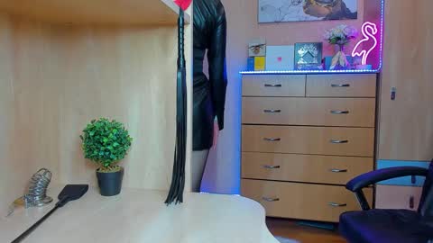 Snapshot of mistress_kristi chatting on February 21, 5:31 pm Mistress Kristi online show from February 21, 5:31 pm