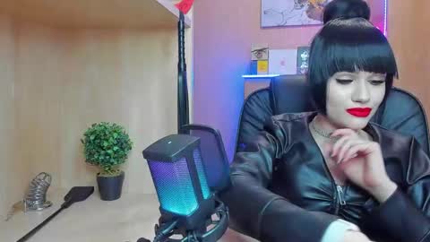 Snapshot of mistress_kristi chatting on February 21, 8:38 pm Mistress Kristi online show from February 21, 8:38 pm