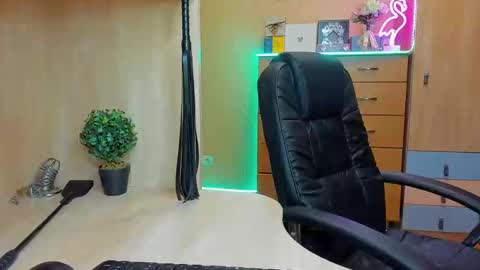 Snapshot of mistress_kristi chatting on February 28, 5:59 pm Mistress Kristi online show from February 28, 5:59 pm