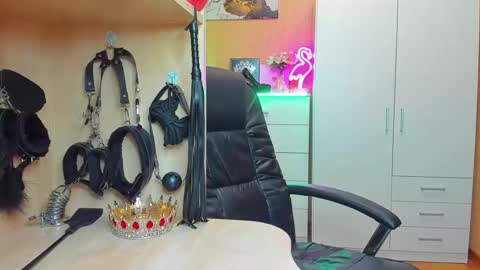 Snapshot of mistress_kristi chatting on October 2, 9:00 pm Mistress Kristi online show from October 2, 9:00 pm