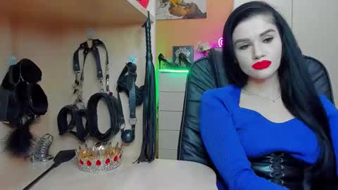 Snapshot of mistress_kristi chatting on October 14, 7:03 pm Mistress Kristi online show from October 14, 7:03 pm