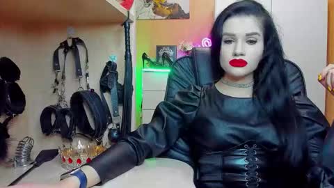 Snapshot of mistress_kristi chatting on October 19, 7:03 pm Mistress Kristi online show from October 19, 7:03 pm