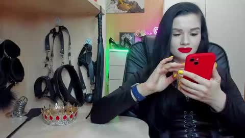 Snapshot of mistress_kristi chatting on October 25, 5:51 pm Mistress Kristi online show from October 25, 5:51 pm