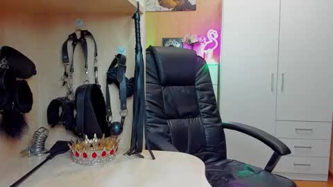 Snapshot of mistress_kristi chatting on November 5, 8:31 pm Mistress Kristi online show from November 5, 8:31 pm