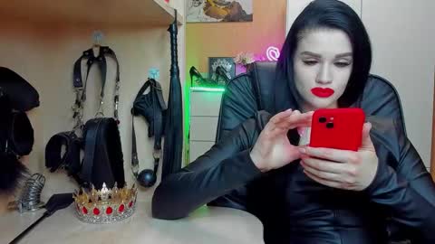 Snapshot of mistress_kristi chatting on November 12, 7:13 pm Mistress Kristi online show from November 12, 7:13 pm
