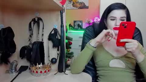 Snapshot of mistress_kristi chatting on December 17, 8:04 pm Mistress Kristi online show from December 17, 8:04 pm