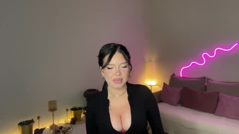 Snapshot of mistress_of_hearts chatting on May 16, 8:18 pm Mia online show from May 16, 8:18 pm