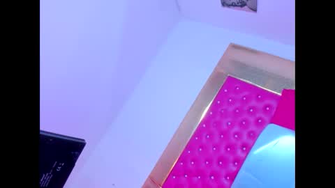 NAHOMY  online show from February 6, 7:50 pm