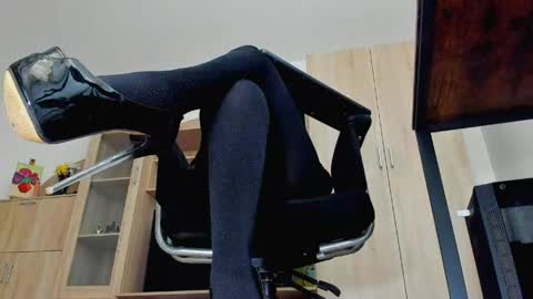 Snapshot of mistressmichelle5 chatting on May 5, 1:08 pm YourGoddessM online show from May 5, 1:08 pm