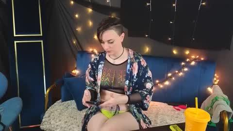 Snapshot of mistressquynnxo chatting on October 7, 8:17 pm Mistress Quynn online show from October 7, 8:17 pm