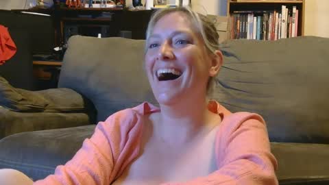Snapshot of mistymountains96 chatting on June 15, 2:47 am Misty Mountains online show from June 15, 2:47 am