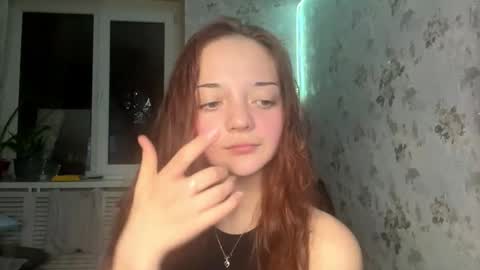 Snapshot of mittieburling chatting on December 20, 4:25 pm Emma online show from December 20, 4:25 pm