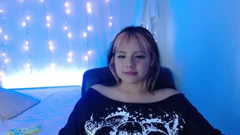 Snapshot of mixie_cute chatting on December 5, 12:19 am mixie_cute online show from December 5, 12:19 am