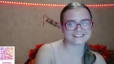 Snapshot of miyabe chatting on November 28, 5:15 pm Milana online show from November 28, 5:15 pm