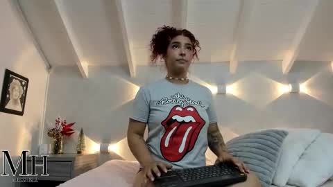 Snapshot of mizzhell_ chatting on December 18, 3:34 am mizzhell_ online show from December 18, 3:34 am