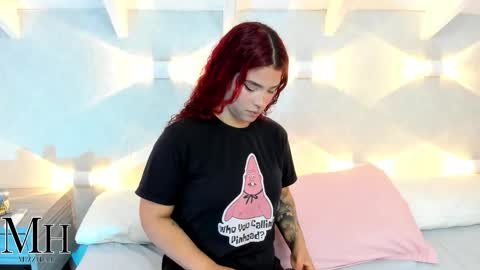 Snapshot of mizzhell_ chatting on January 16, 2:48 am mizzhell_ online show from January 16, 2:48 am