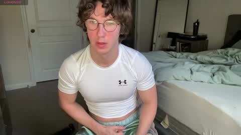 Snapshot of mizzo001 chatting on December 17, 12:33 pm Leo online show from December 17, 12:33 pm