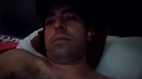 Snapshot of mmiigguueell32 chatting on October 1, 7:31 pm Migue online show from October 1, 7:31 pm
